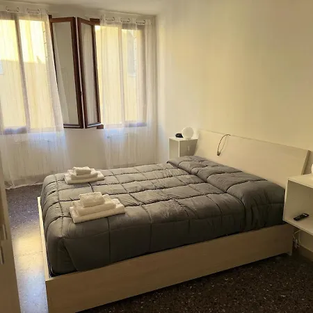 Accademia 10 Minutes From San Marco Апартаменты *